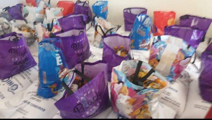 Don des kits alimentaires : À Ngazidja, Wuzuri wa dini vient en aide à 50 orphelins